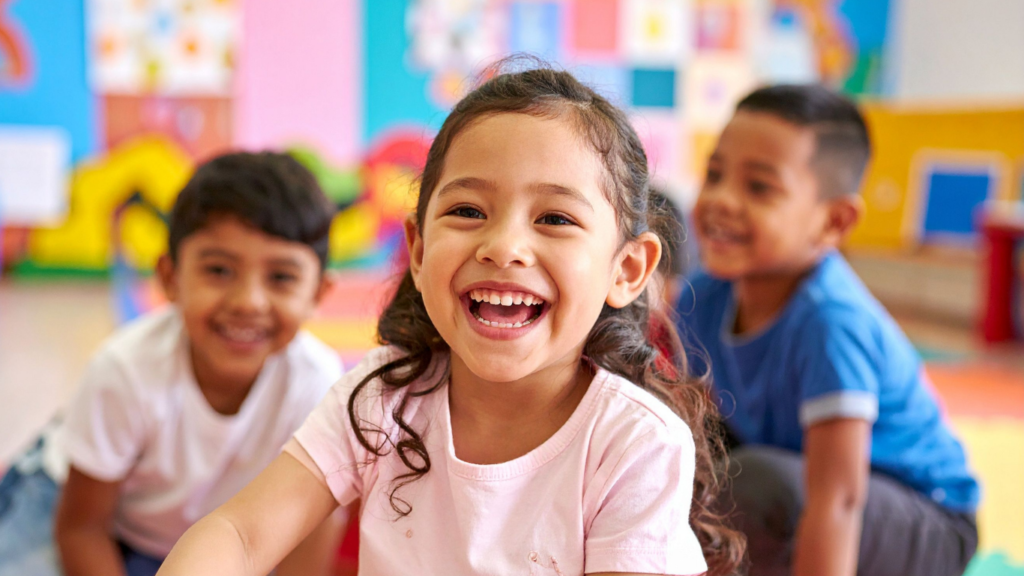 Niños riendo con ropa de moda infantil europea en Paraguay