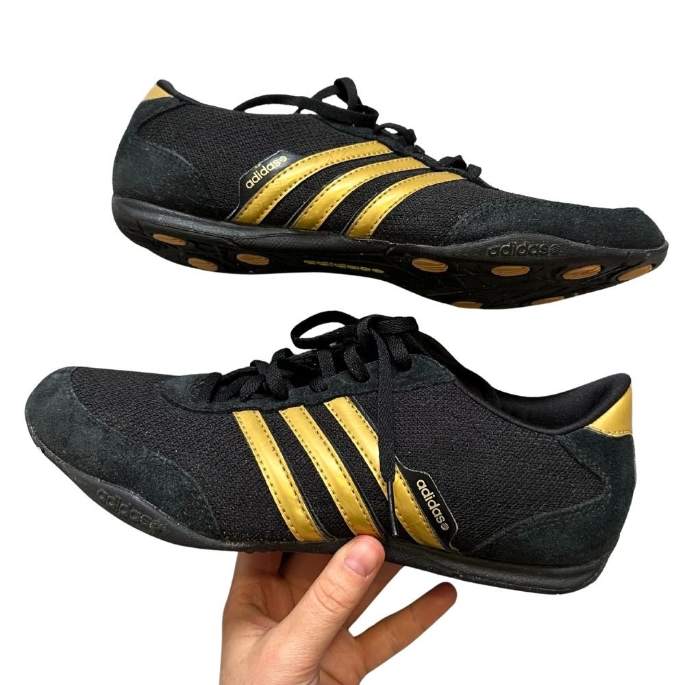 Champion Adidas estilo urbano negras con rayas doradas, calce 40.5