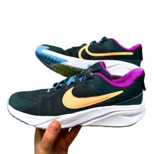 Champion Nike Star Runner para niña verde oscuro con logo naranja, calce 35