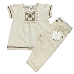 Conjunto Zara para bebé de 9 a 18 meses con blusa y pantalón beige color crema, nuevo a estrenar