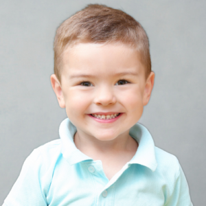 Niño riendo con ropa moda europea en Paraguay