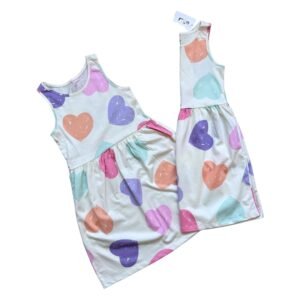 Vestido blanco con corazones de H&M para niña de 6-8 años